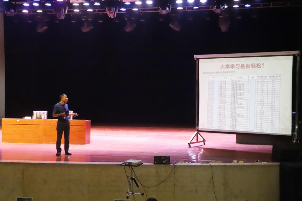 (张副书记展示高年级学生申请降级试读情况表)
